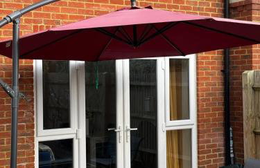 Three-bedroom modern family home by the pond with free parking - Photo 41