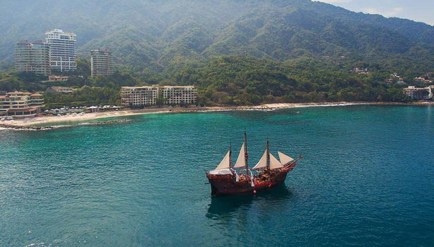 Embarcação pirata navegando por Puerto Vallarta