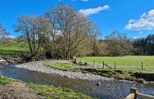 Riverside Cabin - Sleeps 2 - Hottub - Parking - Foto 49