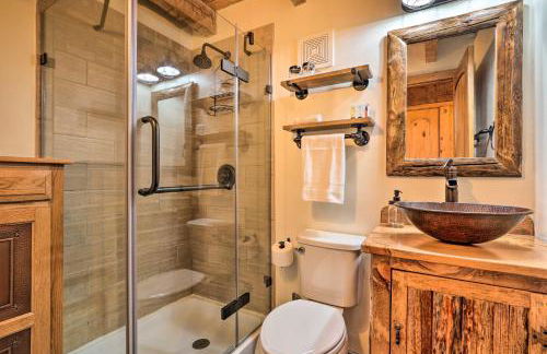 Luxe Dog-Friendly Cabin with Hot Tub and Game Room - Foto 16