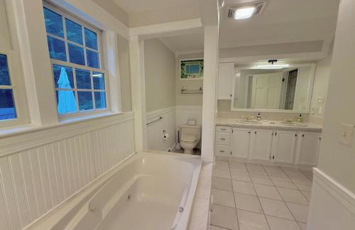 Beautiful House in the Woods, Huge Yard, Hot Tub - Foto 27