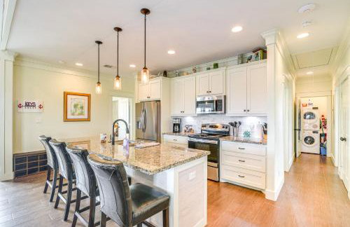 Canal-Front Coastal Getaway in Gilchrist with Deck - Foto 5