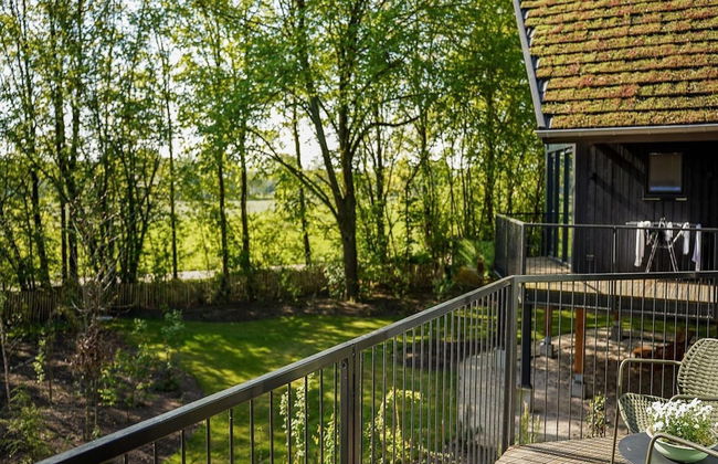 Spacious Holiday Home With Garden - Photo 20