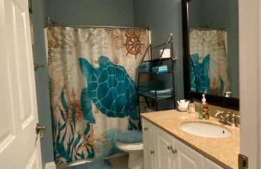 First Class Treatment Luxurious end unit Patio Pool Restaurant Bar on premises Steps away from Everything else! Spacious Condo Stocked with all You Need! - Foto 26