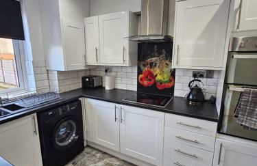 Spacious 3 Bed House with Garden,On-site Free Parking,WIFI - Foto 6