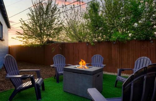 One of a Kind Home with HOT TUB Pool Table and Fire Pit 4 Miles to DT - Foto 20