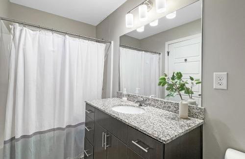 Large 1 Bed apt in the Heart of Downtown - Photo 3