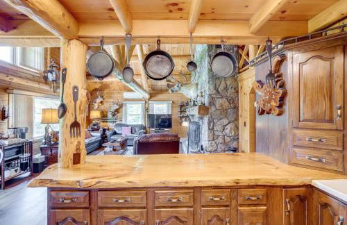 Elegant Hudson Valley Retreat with Hot Tub and Pond - Foto 11