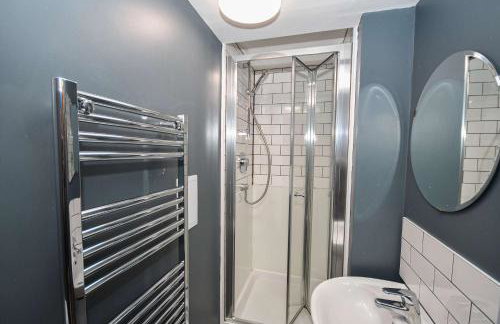Spacious 7 Bedroom Budget Apartment in Headingley - Photo 22