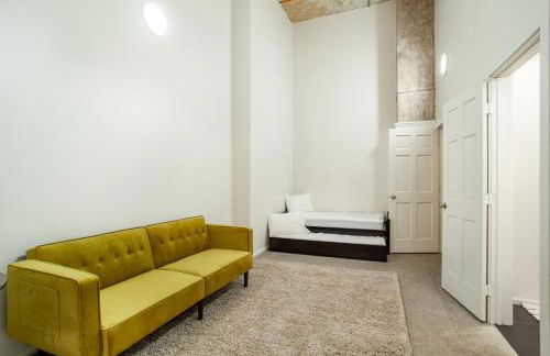 Historic Downtown Loft with Modern Flare - Foto 23