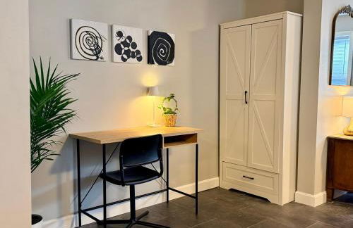 Bright 2-Bedroom Apartment in Federal Hill with Parking, Walk to Atwells Ave - Foto 12