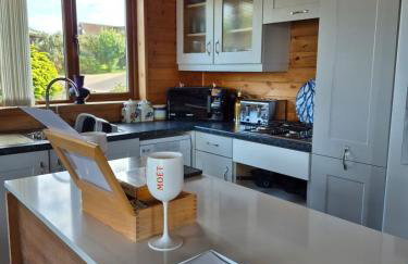 3-Bed Ocean View Lodge - Parking & Terrace - Photo 18