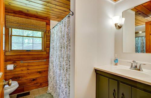 Private Spring-Fed Pond Idyllic Shrewsbury Cabin! - Foto 14