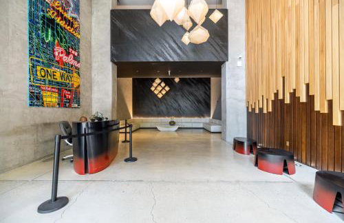 Vibrant Downtown Haven with Rooftop Pool & Parking - Foto 41
