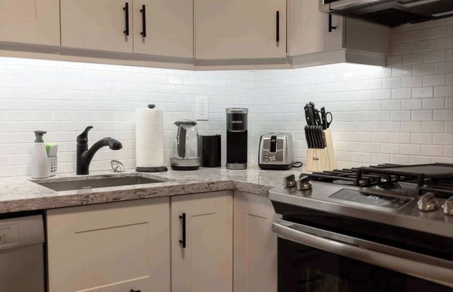 Casa Queen East - Modern 2BR Suite - Photo 7