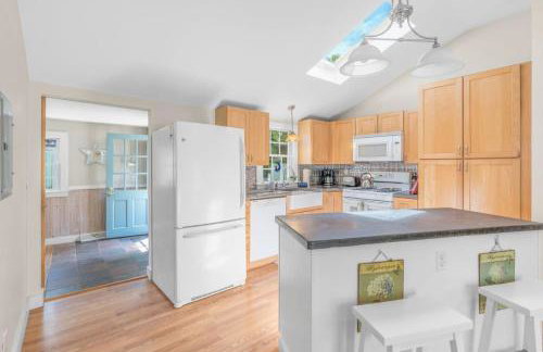 Cottage Oasis by Lake with Kayaks Fire Pit and a Huge Yard - Foto 11