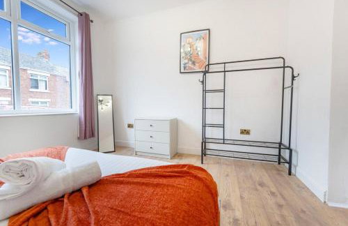 4BR House By Astra Residences Short Lets & Serviced Accommodation Stanley With Free Parking & Instant Booking - Foto 15