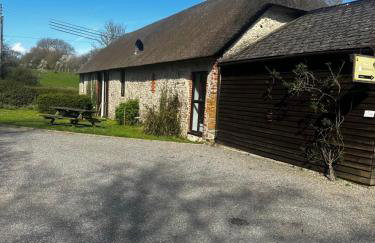 Smugglers Cottage Barn Conversion AONB with Pool & Jacuzzi - Photo 2