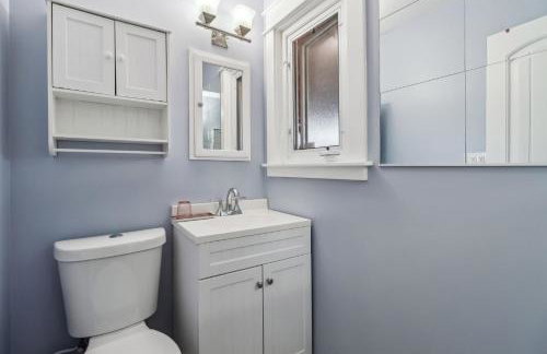 Entire Private Home with 3 Bedrooms, Gated Yard, Parking, King Bed, Available Now - Foto 32