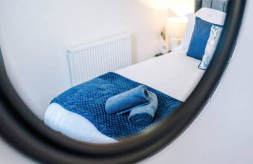 3-BR Home in Wigan | Free Wi-Fi | Comfortable Stay - Photo 5