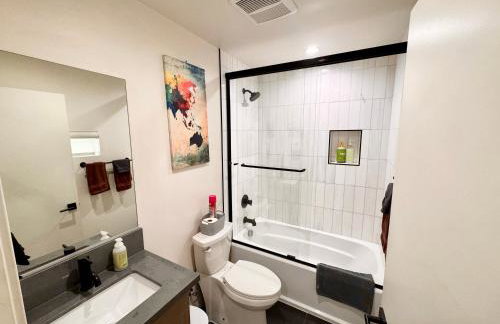 Cozy Chamber 3 BR Hollywood Townhouse - Photo 19