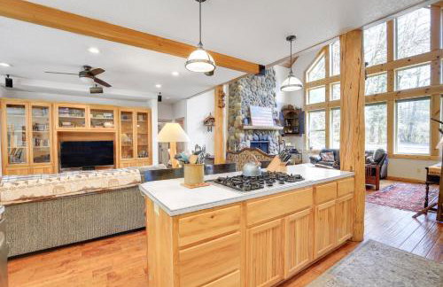 Peaceful Rhododendron Cabin with Fire Pit and Hot Tub! - Foto 9