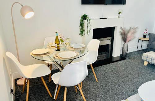 Central, Modern Apartment - Private Terrace - Dog Friendly - Photo 18