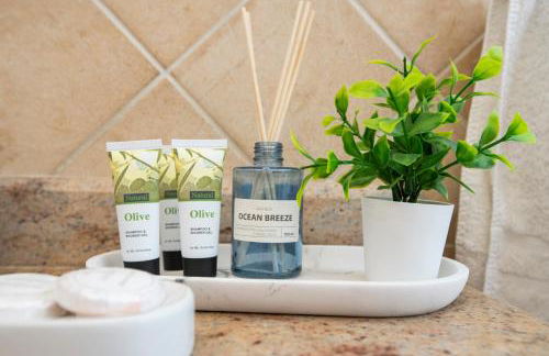 Seascape Village - Spacious 3-Bed Apartment with Private Garden and Parking - Foto 14