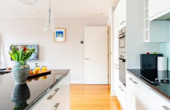 King beds apartment with en-suite, private balcony and elevator by iconic Portobello Market - Foto 35