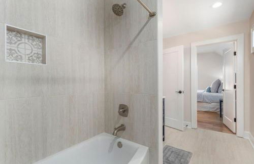 Brand New Modern House - Walk to Main Street - Foto 18