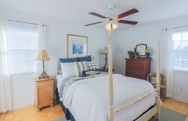 2nd Row Beach Home Ocean Views Old School Vibes - 1 min Walk to Sunny Beach - Foto 49