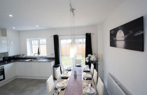 Entire Modern Home with Private Parking for 6/8 Persons - Photo 27