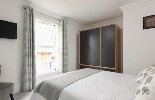 5 The Lookout - 2 bed apartment with parking, balcony & sea views - Photo 6