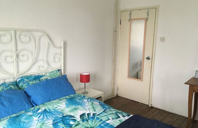 Beautiful 2-bed Apartment in Dagenham - Photo 2