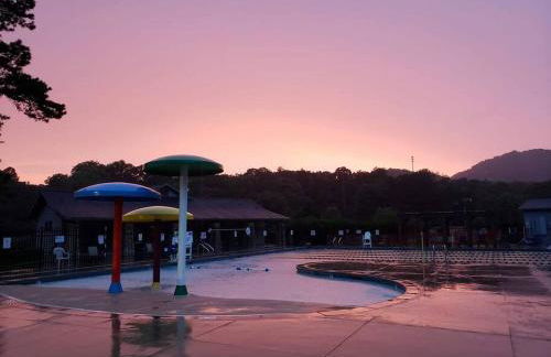 Stylish Lake Hs w/ hot tub: Walk to Blk Mtn Shops - Foto 53