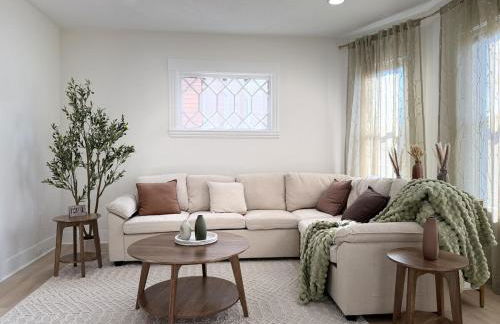 Stylish 3BR Revere Home Sleeps 8 Near Boston, Revere Beach and Airport - Foto 2