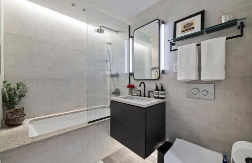 Modern 2BR Brooklyn Retreat Near Manhattan with Private Backyard - Photo 11