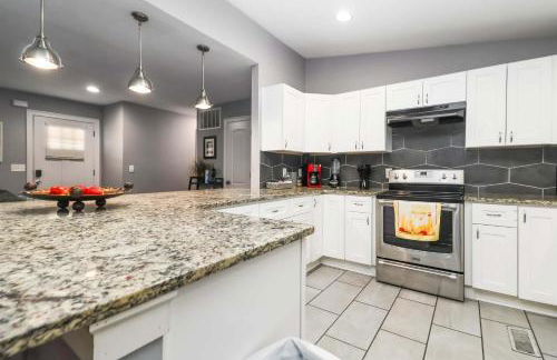 Sunlit Renovated Home, BBQ, Porch & Trails Nearby - Photo 12