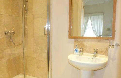 East Wing - Photo 12