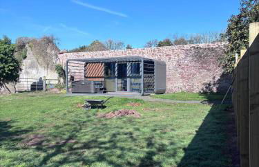 Glamping Pod with a Hot Tub in Orchard - Foto 10