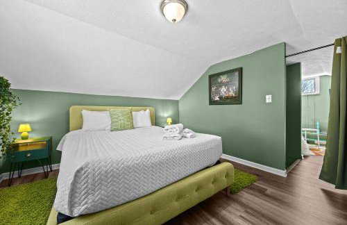 Cozy Downtown Stay w Private Backyard & Parking - Foto 44