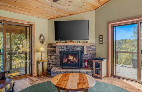 Camp Dancing Bears - Wifi, Riverfront, Pet Friendly, Fire Pit, Grill, Deck, Fishing, Games, Fireplace, King Bed - Photo 29