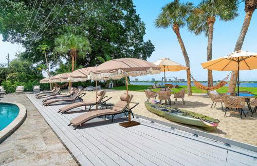 Deluxe Waterfront Villa with BBQ, Pool and Game Room - Photo 40