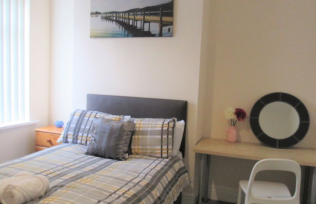 Spacious Apartment Heaton - Photo 1