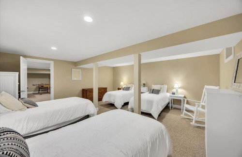 Stay 1 Block from Ocean at 7-Bed Retreat with Yard, Deck and Game Room, Host Up to 22 Across 16 Beds, Gas Fireplace, Gas Grill, Ample Parking, Walk to Menauhant Beach, Perfect for Family Getaway, 24 Hr Hospitality - Foto 55