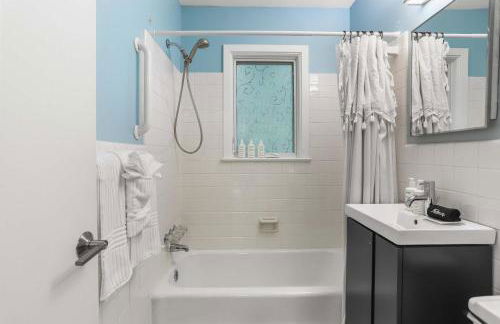 Sojourn Beautiful Home with Beach Access & Backyard - Foto 34