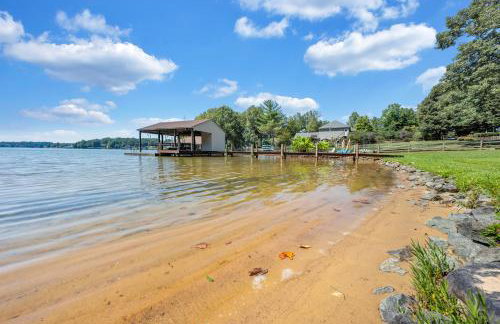 Lakeside Lodge - Lakefront home with private dock & hot tub - Foto 40
