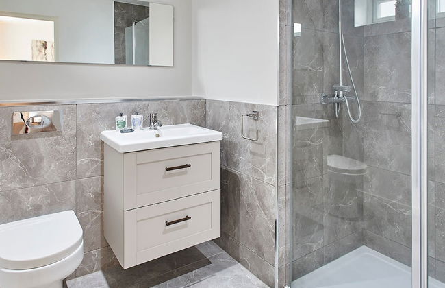 Host Stay Emilyn House - Photo 10