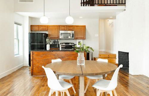 Soaring 2BR Parkside Loft Walkable to it All - Foto 6
