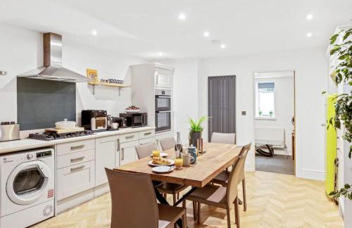 Luxurious 3 Bedroom Apartment in Park Estate - Photo 26